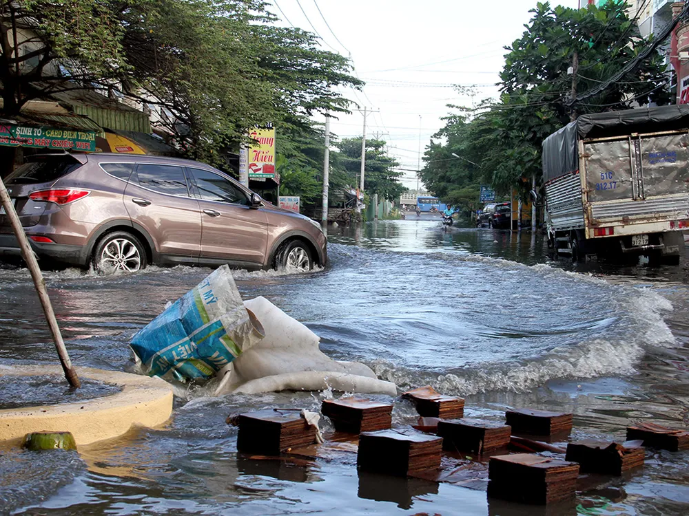 Người dân quận 12 khổ sở vượt 'biển nước' đi làm ảnh 7